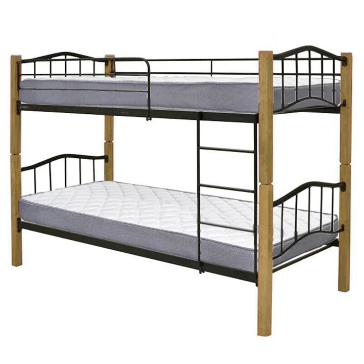 Litera de metal y madera de dos pisos, con barandillas sencillas de metal negro y una escalera integrada. Los colchones tienen una funda acolchada de color gris claro.