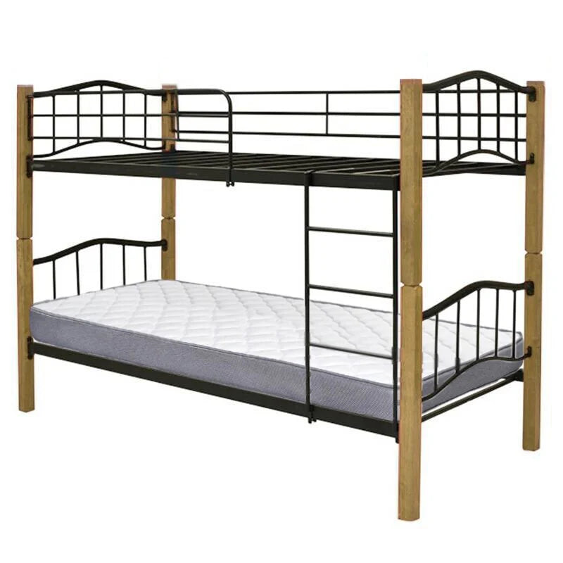 Una moderna litera con estructura de metal negro y postes de madera, una escalera y un colchón individual en la cama inferior. Diseño limpio y minimalista.