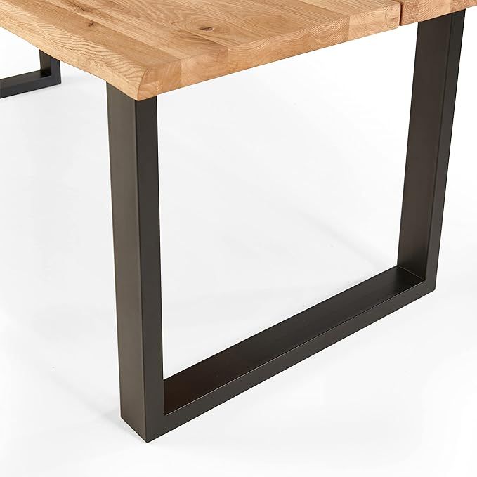Una mesa de madera con acabado natural, sostenida por una elegante pata cuadrada de metal negro. El diseño es moderno y minimalista, y transmite elegancia.
