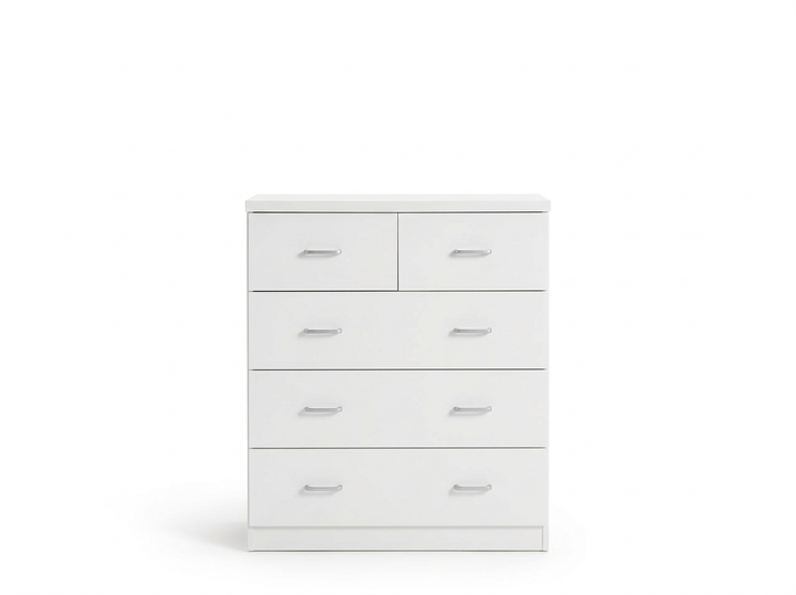 Cómoda blanca de cinco cajones, con dos cajones pequeños en la parte superior y tres cajones más grandes debajo, con tiradores simples de color plateado.