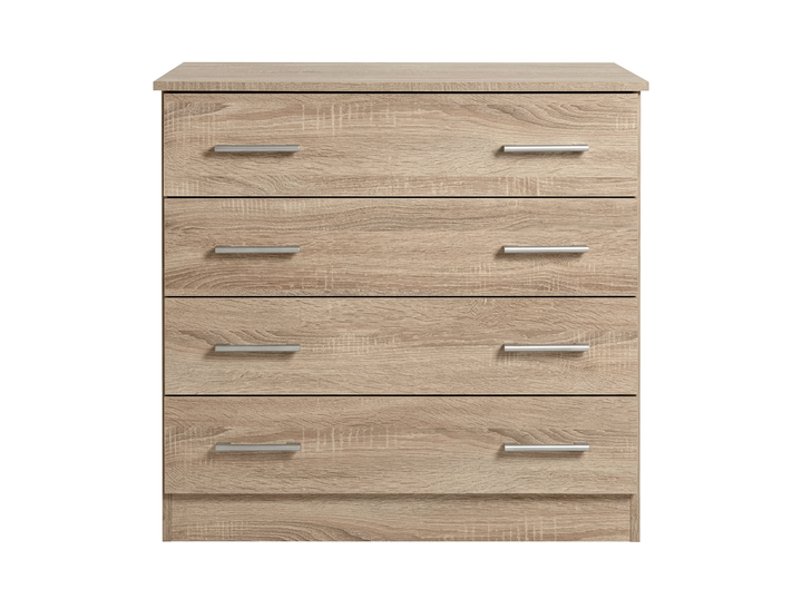 Cómoda de madera clara con cuatro cajones y tiradores plateados, fotografiada sobre un fondo blanco.