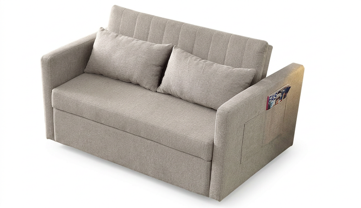 Sofá de dos plazas en color beige, con líneas limpias y modernas y dos cojines. En un bolsillo lateral se ve una revista, lo que le da un toque funcional.