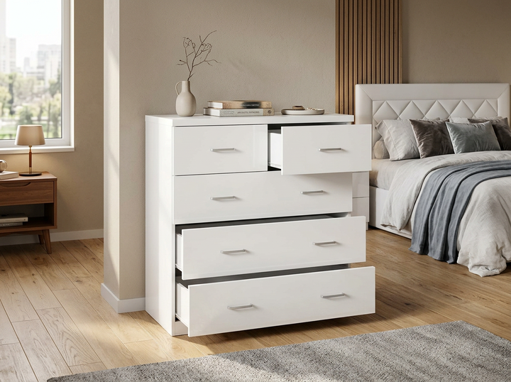 cómoda blanca con cajones abiertos en dormitorio moderno con decoración minimalista