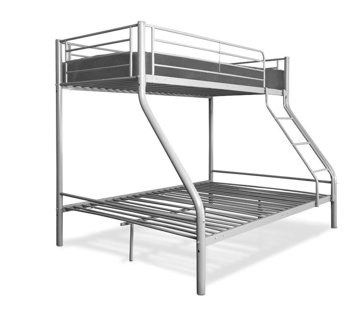 Litera metálica plateada con una cama superior individual y una cama inferior doble, la cama superior tiene su colchon. Cuenta con una escalera en el lado derecho y presenta un diseño minimalista.