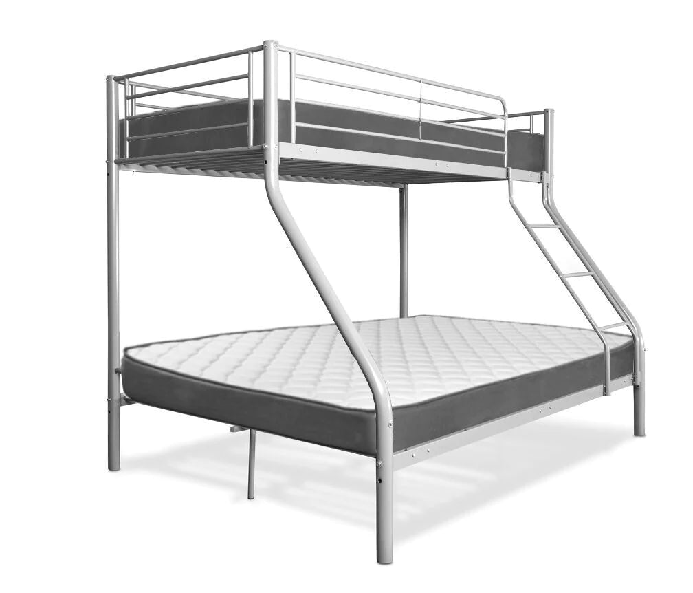 Litera con estructura metálica, con un colchón individual en la parte superior y uno de matrimonio en la inferior. En el lado derecho hay una pequeña escalera, lo que le confiere un diseño funcional.