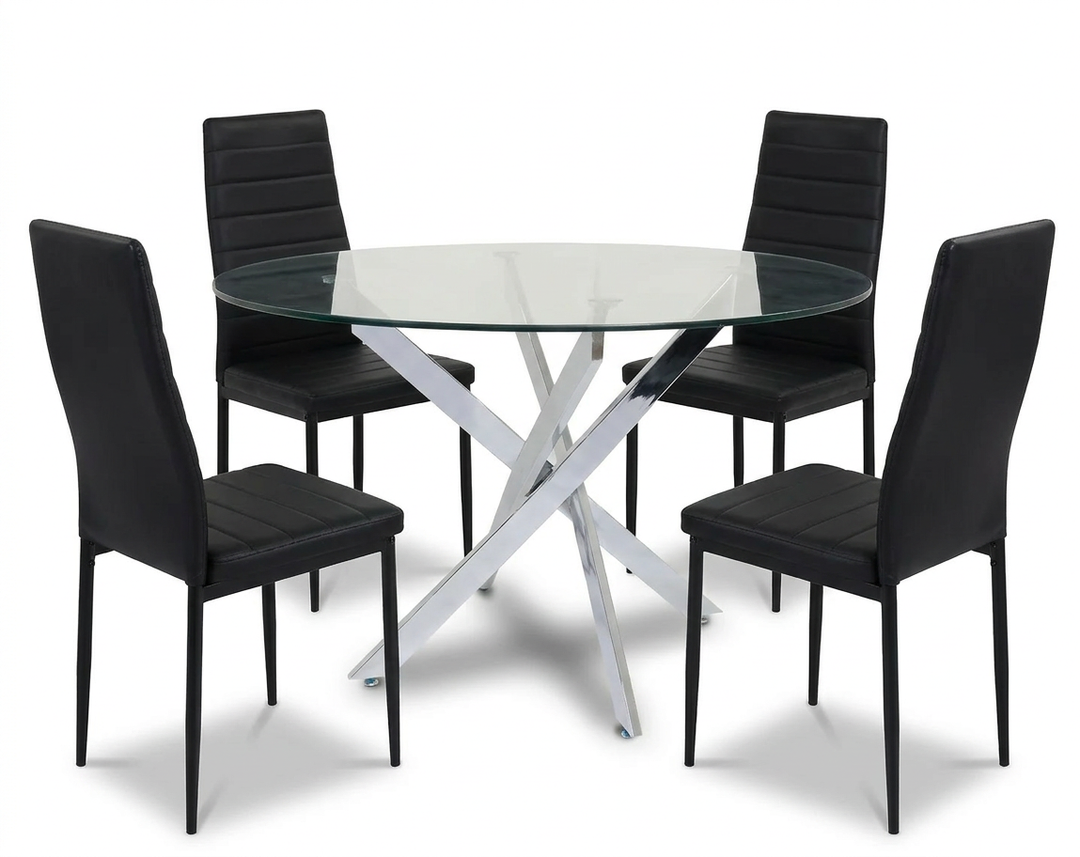 Una mesa de comedor redonda de cristal con una moderna base cromada de patas cruzadas está rodeada por cuatro sillas de polipiel negro.