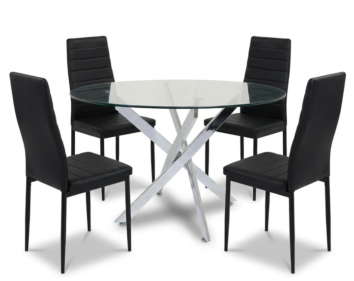 Una mesa de comedor redonda de cristal con una moderna base cromada de patas cruzadas está rodeada por cuatro sillas de polipiel negro.