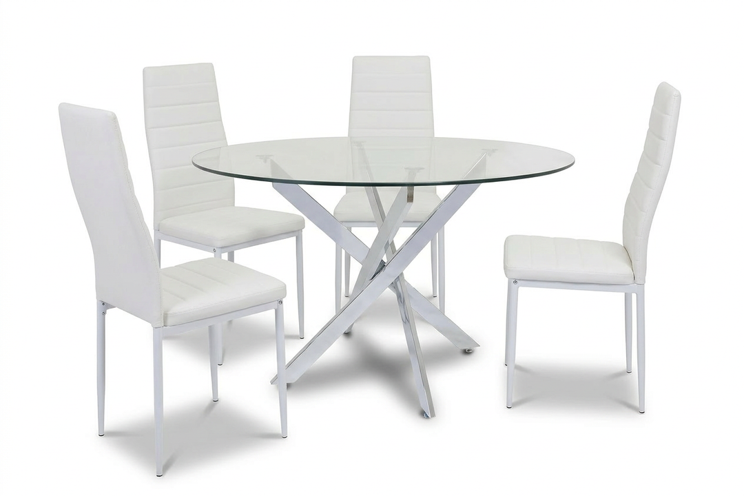 Una mesa de comedor redonda de cristal con una moderna base cromada de patas cruzadas está rodeada por cuatro sillas de polipiel blancas.