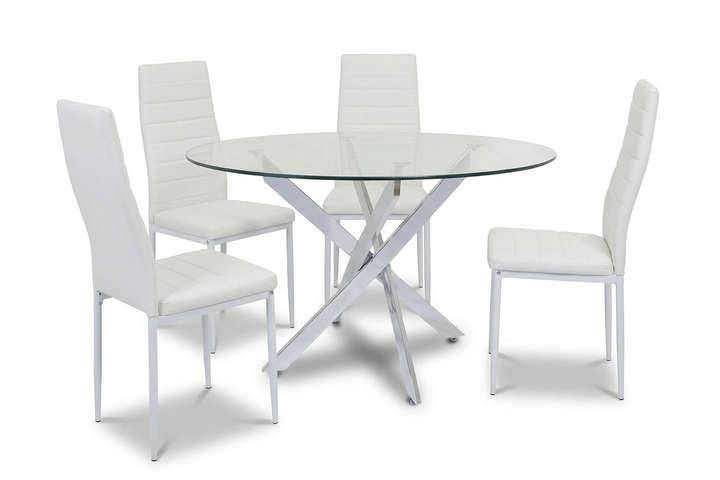 Una mesa de comedor redonda de cristal con una moderna base cromada de patas cruzadas está rodeada por cuatro sillas de polipiel blancas.