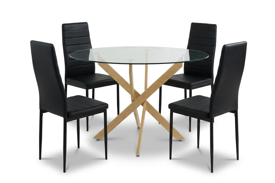 Conjunto de comedor moderno con una mesa redonda de cristal con una base de madera entrecruzada, rodeada de cuatro elegantes sillas de polipiel sobre un fondo blanco.