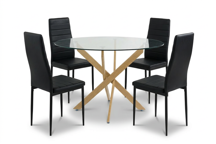 Conjunto de comedor moderno con una mesa redonda de cristal con una base de madera entrecruzada, rodeada de cuatro elegantes sillas de polipiel sobre un fondo blanco.
