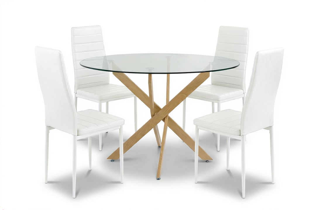 Conjunto de comedor moderno con una mesa redonda de cristal con una base de madera entrecruzada, rodeada de cuatro elegantes sillas de polipiel blanco sobre un fondo blanco.
