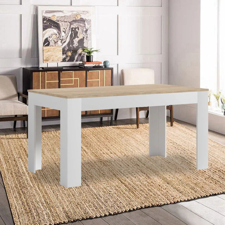 Comedor moderno con una mesa blanca con tablero de madera sobre una alfombra beige con textura. Un armario con obras de arte abstracto y plantas le da un toque acogedor.