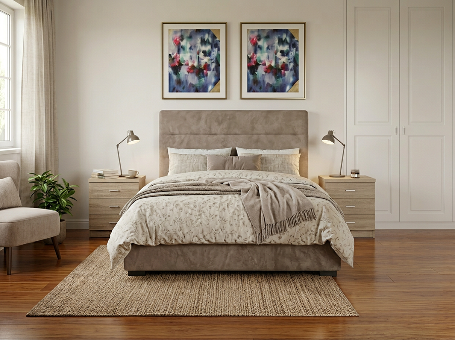 Elegante dormitorio con una lujosa cama, ropa de cama estampada y un cabecero en color topo. Dos cuadros abstractos sobre las mesitas de noche con lámparas, que aportan un toque de elegancia.
