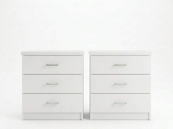 Dos cómodas blancas idénticas de tres cajones, con elegantes tiradores plateados, se alzan una junto a otra sobre un fondo blanco liso, transmitiendo una estética minimalista y moderna.