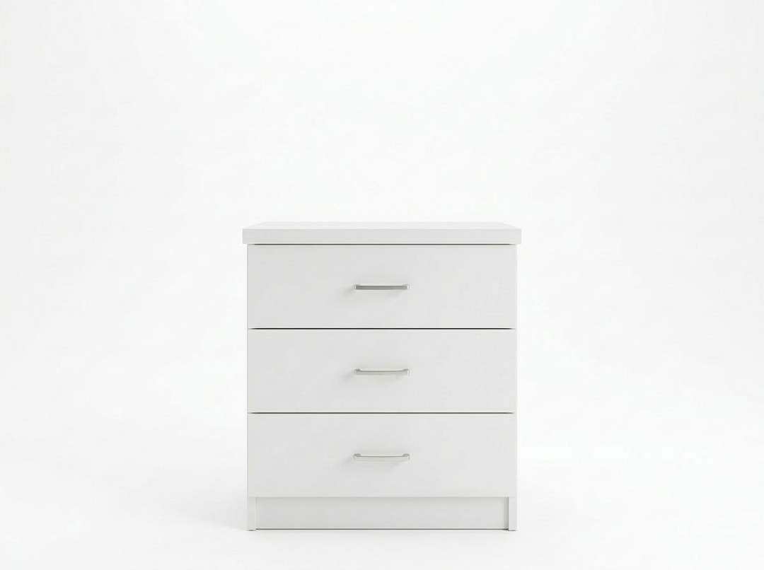 Una cómoda blanca, elegante y moderna, con tres cajones, cada uno de ellos con un sencillo tirador metálico. Destaca sobre un fondo blanco liso, desprendiendo un aire minimalista.