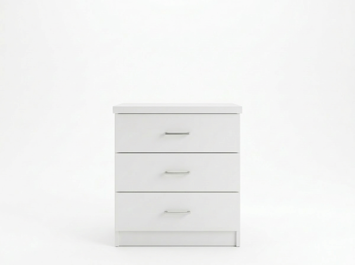 Una cómoda blanca, elegante y moderna, con tres cajones, cada uno de ellos con un sencillo tirador metálico. Destaca sobre un fondo blanco liso, desprendiendo un aire minimalista.
