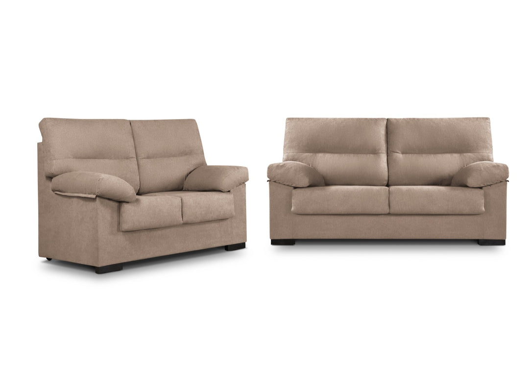 Dos sofás de color beige sobre un fondo blanco; el de la izquierda tiene capacidad para dos personas y cuenta con mullidos cojines, mientras que el de la derecha es más grande y destaca por su comodidad y sencillez.