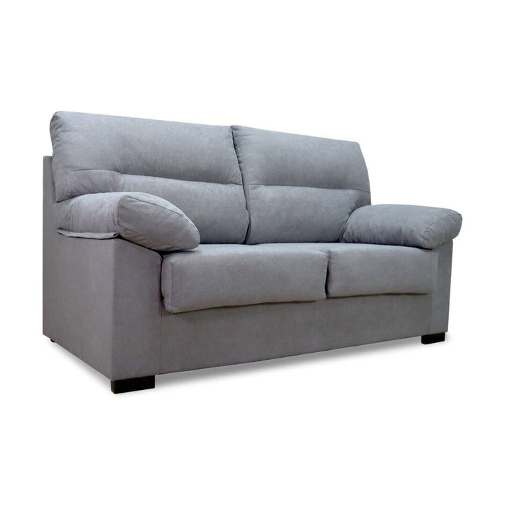 Sofá gris de dos plazas con mullidos cojines y reposabrazos. Presenta un diseño moderno y minimalista que transmite comodidad y sencillez sobre un fondo blanco.