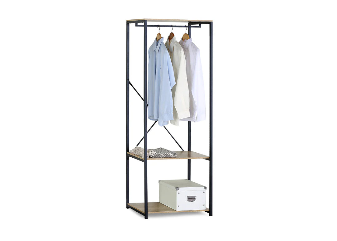 Un armario abierto de estilo minimalista cuenta con una estructura de metal negro y dos estantes de madera. Las camisas cuelgan ordenadamente en la parte superior, mientras que en la parte inferior hay una caja y ropa doblada.