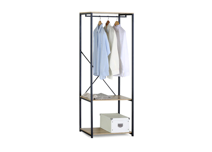 Un armario abierto de estilo minimalista cuenta con una estructura de metal negro y dos estantes de madera. Las camisas cuelgan ordenadamente en la parte superior, mientras que en la parte inferior hay una caja y ropa doblada.