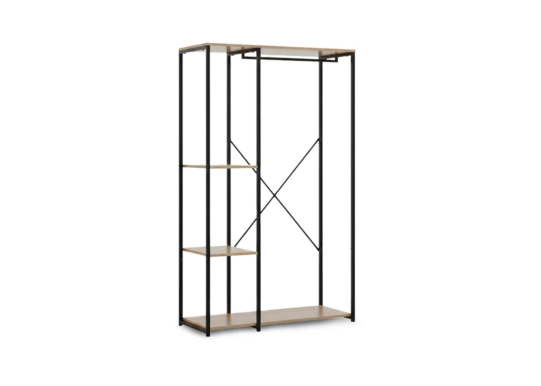 Armario abierto de estilo minimalista con estructura de metal negro y estantes de madera clara. Cuenta con tres estantes laterales y una barra para colgar en la parte superior, lo que le confiere un aspecto elegante y moderno.