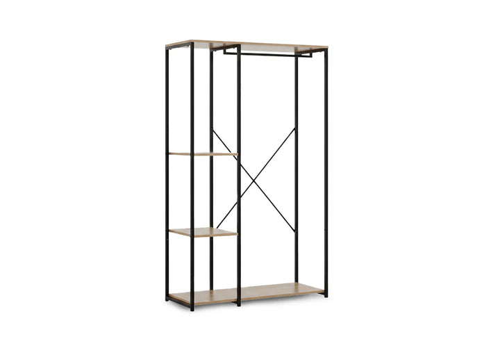 Armario abierto de estilo minimalista con estructura de metal negro y estantes de madera clara. Cuenta con tres estantes laterales y una barra para colgar en la parte superior, lo que le confiere un aspecto elegante y moderno.
