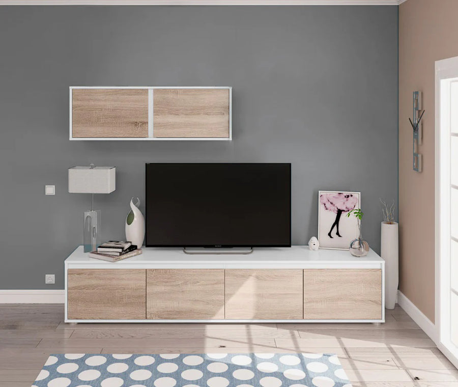 Salón moderno con un mueble para el televisor de madera y un armario empotrado en una pared gris. Un televisor grande, libros y objetos decorativos están dispuestos de forma ordenada. Ambiente relajado.