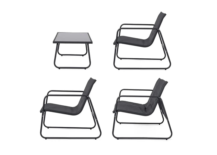 Conjunto de muebles de exterior de cuatro piezas con elegantes estructuras de metal negro. Incluye dos tumbonas, una mesita auxiliar y un sillón, dispuestos sobre un fondo blanco.