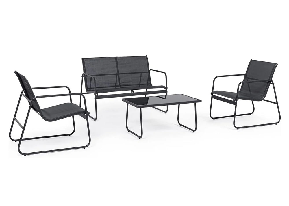 Conjunto de muebles de exterior de estilo moderno con estructura de metal negro y asientos de malla, compuesto por dos sillas, un sofá de dos plazas y una mesa de centro rectangular.