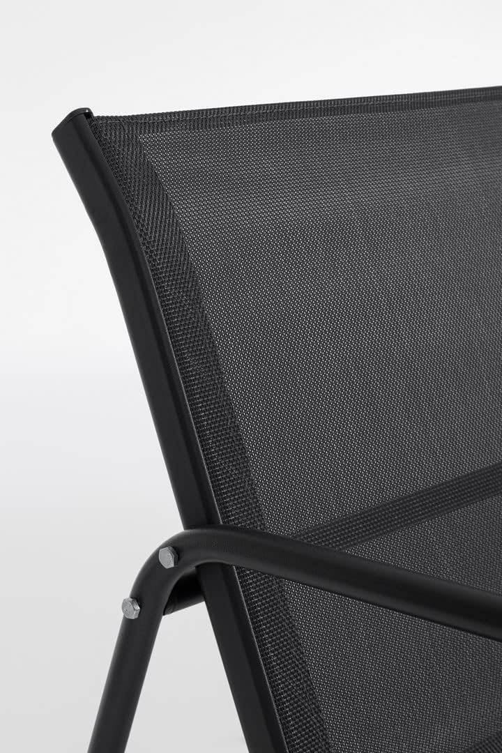 Primer plano del respaldo de una silla de malla negra, en el que destacan su elegante estructura metálica y su tejido texturizado. Su diseño minimalista transmite una elegancia moderna.