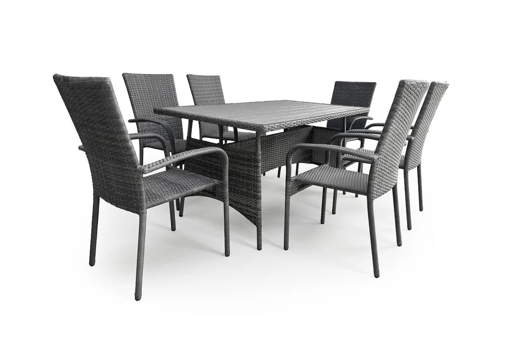 Conjunto de comedor de ratán gris compuesto por una mesa rectangular y seis sillas a juego, todas con reposabrazos. La disposición sugiere un ambiente exterior moderno.
