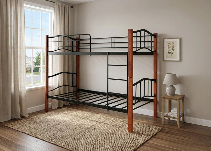 Una litera con estructura de metal negro y postes de madera descansa sobre una alfombra marrón en una habitación luminosa. Cerca hay una ventana y una mesita auxiliar de madera con una lámpara.