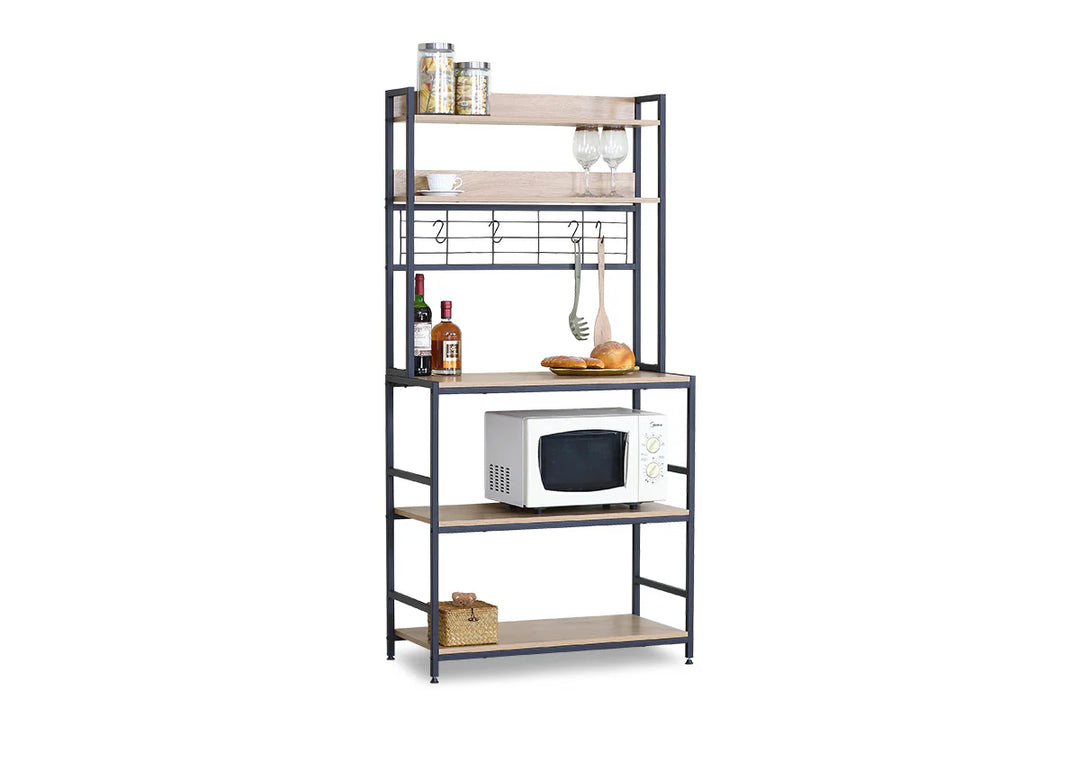 Estantería de cocina moderna con estantes de madera y estructura de metal negro. Entre los objetos que contiene se encuentran especias, botellas de vino, un microondas, utensilios y una cesta. Todo está ordenado y bien organizado.