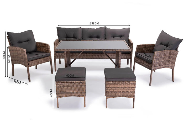 Conjunto de muebles de exterior de mimbre compuesto por dos sillones, un sofá, una mesa con tapa de cristal y dos pufs. Los cojines grises aportan comodidad. Dimensiones indicadas. Elegante y acogedor.