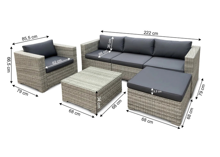 Conjunto de muebles de exterior de mimbre compuesto por un sofá de tres plazas, un sillón, una otomana y una mesa de centro. Las dimensiones están indicadas, lo que destaca su diseño moderno y cómodo.