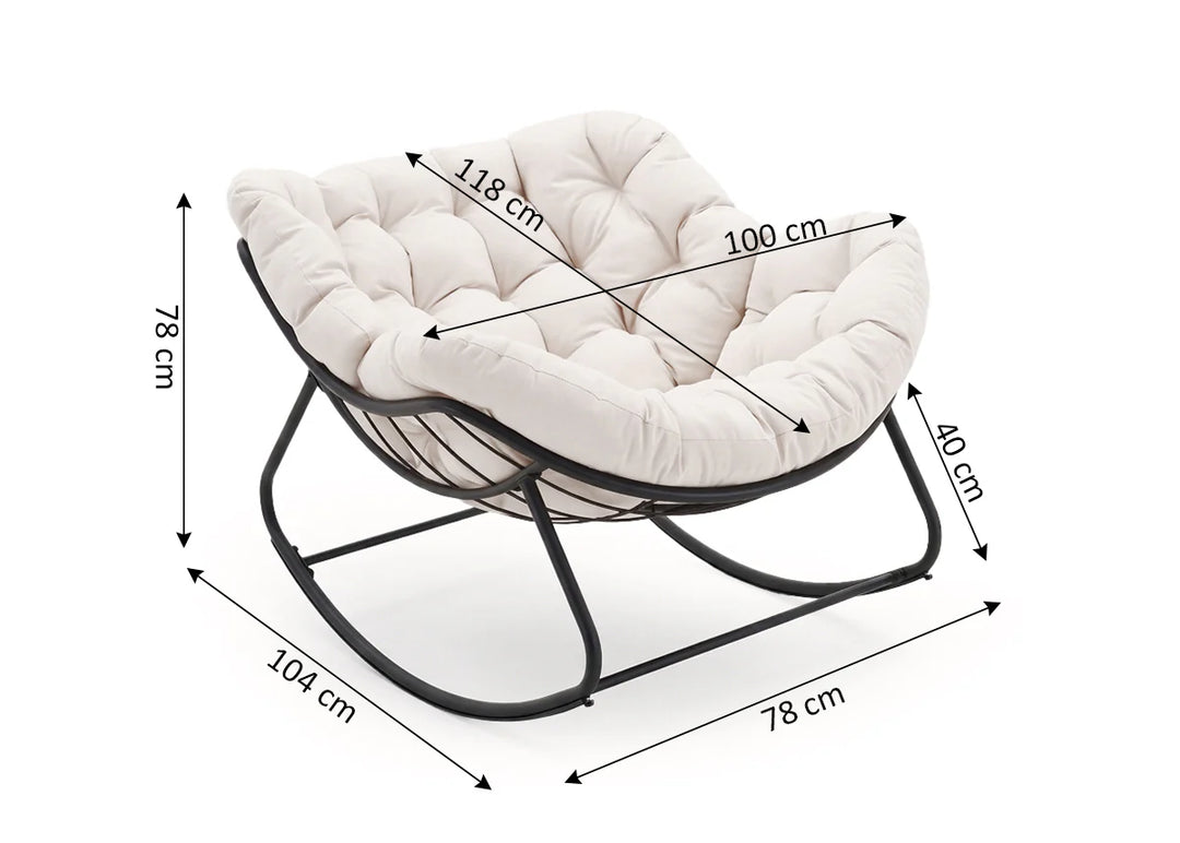 Una mecedora acolchada de 118 cm de ancho, 100 cm de profundidad y 78 cm de altura, con estructura de metal negro y asiento capitoné en color beige. Las dimensiones están indicadas en la etiqueta.