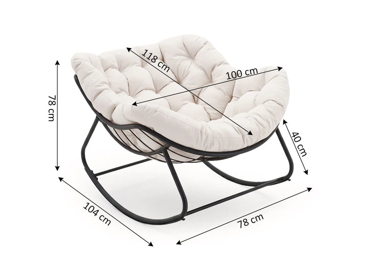 Una mecedora acolchada de 118 cm de ancho, 100 cm de profundidad y 78 cm de altura, con estructura de metal negro y asiento capitoné en color beige. Las dimensiones están indicadas en la etiqueta.