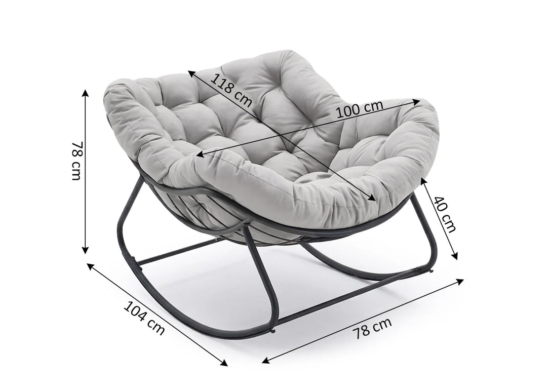 Sillón mullido de color gris claro con estructura de metal negro. Dimensiones: 118 x 100 x 78 cm. Acolchado capitoné que aporta un ambiente acogedor y relajado.