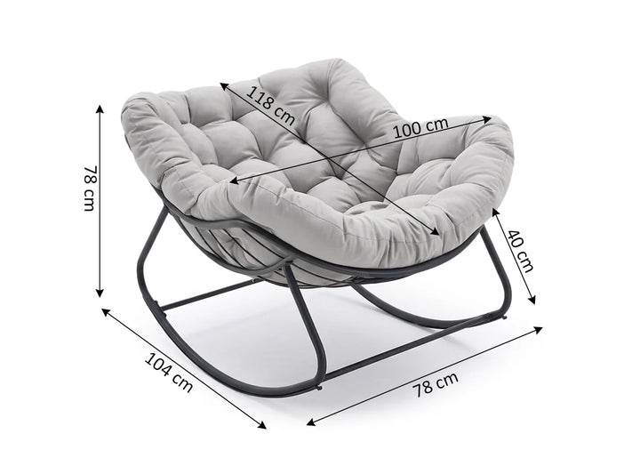 Sillón mullido de color gris claro con estructura de metal negro. Dimensiones: 118 x 100 x 78 cm. Acolchado capitoné que aporta un ambiente acogedor y relajado.