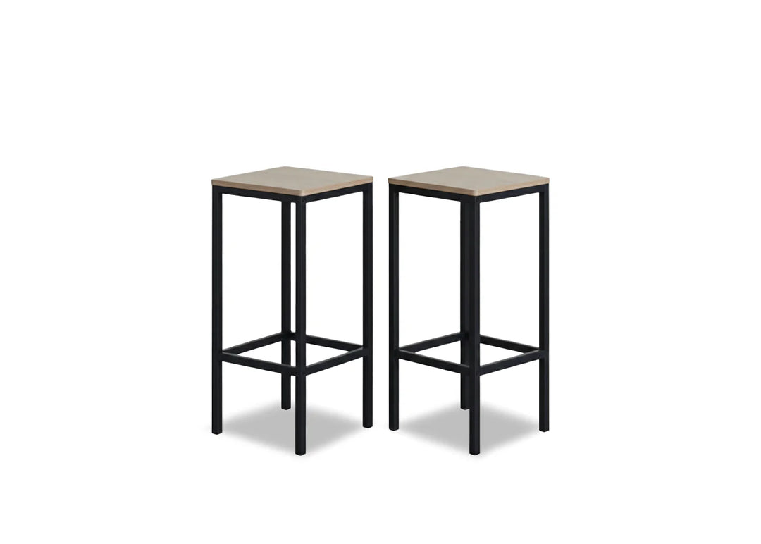 Dos taburetes modernos con asientos cuadrados de madera y patas de metal negro, colocados uno al lado del otro sobre un fondo blanco liso. Diseño industrial y minimalista.