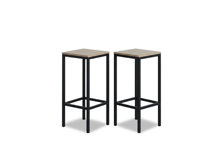Dos taburetes modernos con asientos cuadrados de madera y patas de metal negro, colocados uno al lado del otro sobre un fondo blanco liso. Diseño industrial y minimalista.