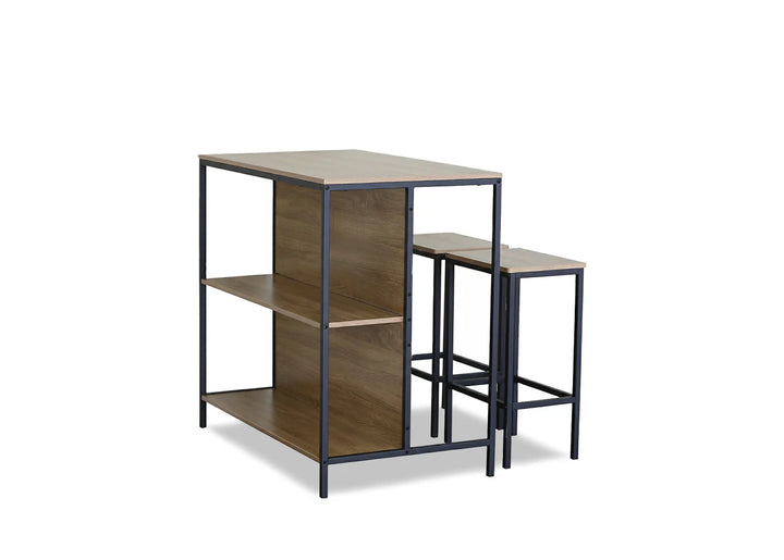 Conjunto moderno de mesa de bar en dos tonos, compuesto por una mesa rectangular de madera con estructura de metal negro y estantes, acompañado de dos taburetes a juego, que crean un estilo elegante y contemporáneo.