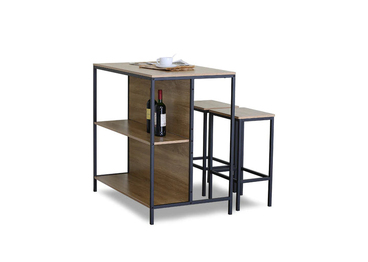 Conjunto moderno de mesa de bar con dos taburetes, con tablero y estantes de madera. Una botella de vino y una copa sobre la mesa, lo que resalta su funcionalidad y estilo.
