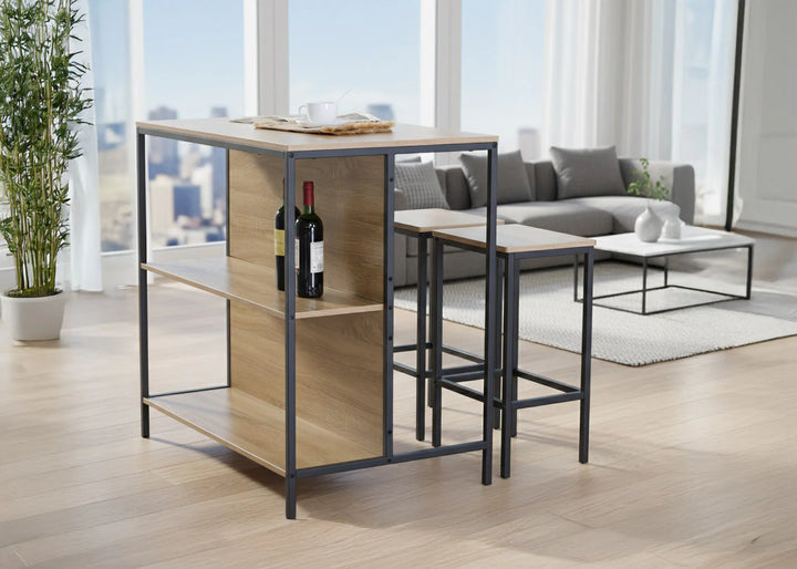 Salón moderno con una mesa de bar de madera y taburetes, y botellas de vino en una estantería. Los grandes ventanales ofrecen vistas a la ciudad, y al fondo se ve un sofá gris.