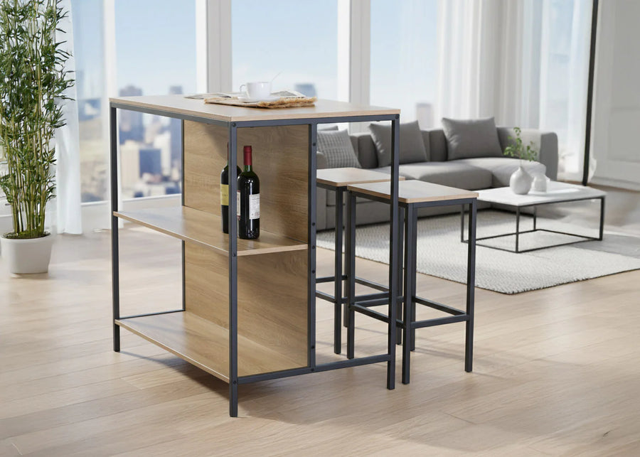 Salón moderno con una mesa de bar de madera y taburetes, y botellas de vino en una estantería. Los grandes ventanales ofrecen vistas a la ciudad, y al fondo se ve un sofá gris.