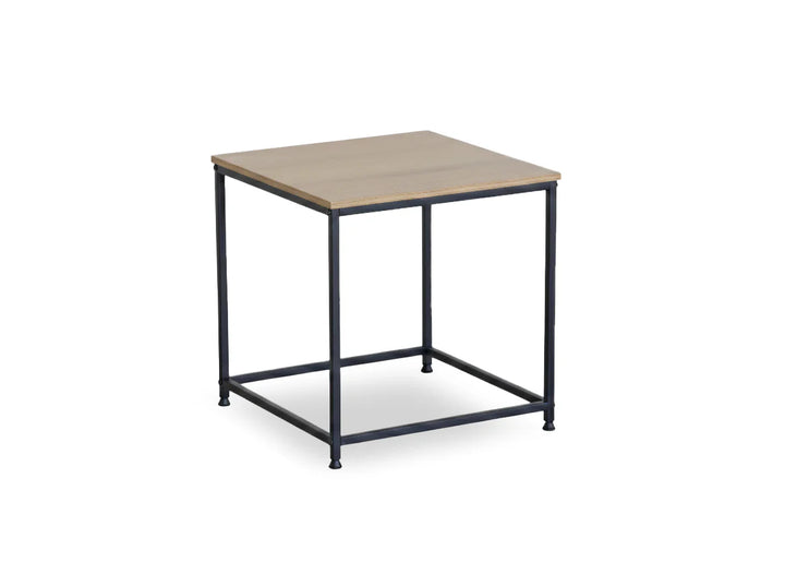 Mesa cuadrada sencilla de madera con tablero de acabado natural y estructura de metal negro, que destaca por su diseño minimalista e industrial sobre un fondo blanco.