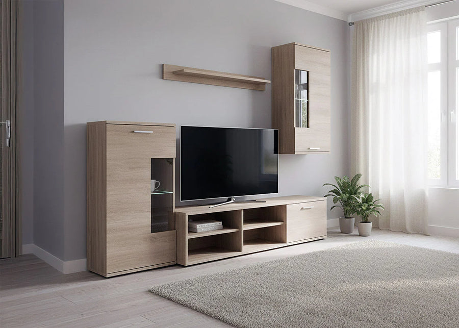 Salón moderno con muebles de madera clara, entre los que se incluyen un mueble para la televisión, armarios empotrados y estanterías. En el centro destaca un televisor de pantalla plana, con una planta en maceta a su lado. La luz del sol se filtra a través de las cortinas transparentes, creando un ambiente tranquilo.