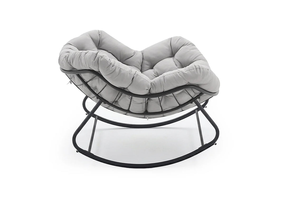Una moderna mecedora gris con un asiento mullido y acolchado y una estructura minimalista de metal negro. Transmite comodidad y un estilo contemporáneo.
