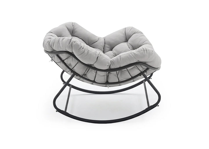 Una moderna mecedora gris con un asiento mullido y acolchado y una estructura minimalista de metal negro. Transmite comodidad y un estilo contemporáneo.